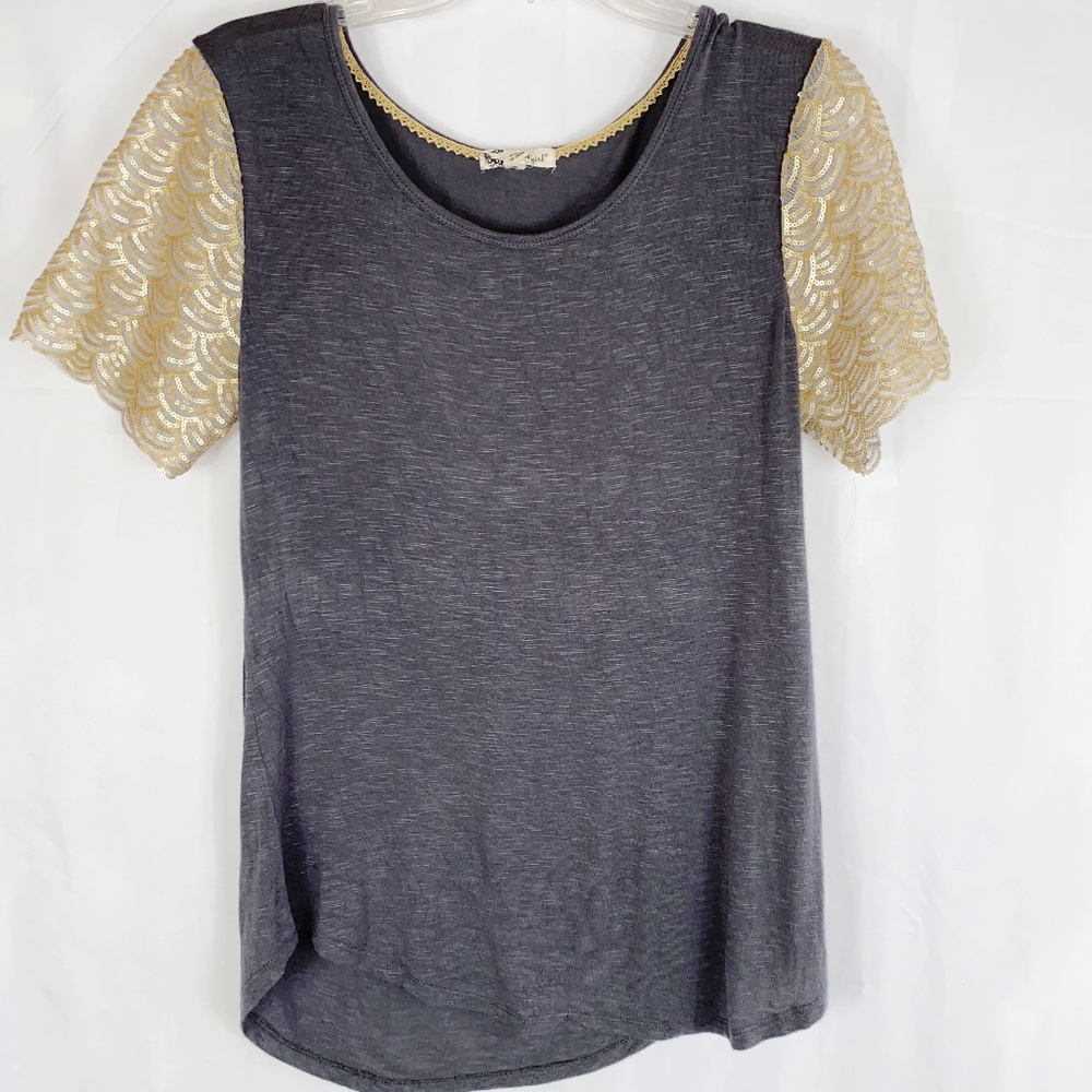 ✅ 3 for $15 sale T-shirt with gold sleeves  Lg